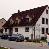 Vorne (weiße Fassade) ist der aktuelle Kindergarten zu sehen, hinten (gelber Bau) das Rathaus. Fakt ist: Die Kita braucht mehr Platz, aber das Amtsstube soll auch Amtsstube bleiben. Die Rätinnen und Räte brachten nun eine neue Machbarkeitsstudie mit diesen Zielen auf den Weg. (Archivbild: Johannes Zimmermann)