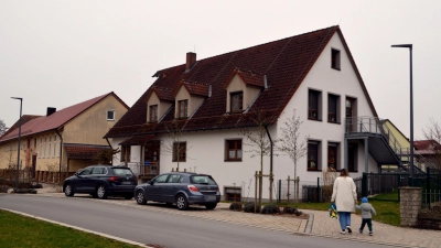 Vorne (weiße Fassade) ist der aktuelle Kindergarten zu sehen, hinten (gelber Bau) das Rathaus. Fakt ist: Die Kita braucht mehr Platz, aber das Amtsstube soll auch Amtsstube bleiben. Die Rätinnen und Räte brachten nun eine neue Machbarkeitsstudie mit diesen Zielen auf den Weg. (Archivbild: Johannes Zimmermann)