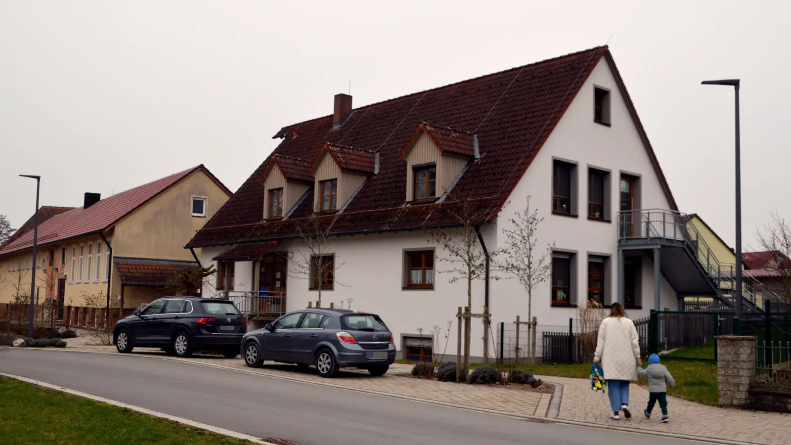 Vorne (weiße Fassade) ist der aktuelle Kindergarten zu sehen, hinten (gelber Bau) das Rathaus. Fakt ist: Die Kita braucht mehr Platz, aber das Amtsstube soll auch Amtsstube bleiben. Die Rätinnen und Räte brachten nun eine neue Machbarkeitsstudie mit diesen Zielen auf den Weg. (Archivbild: Johannes Zimmermann)