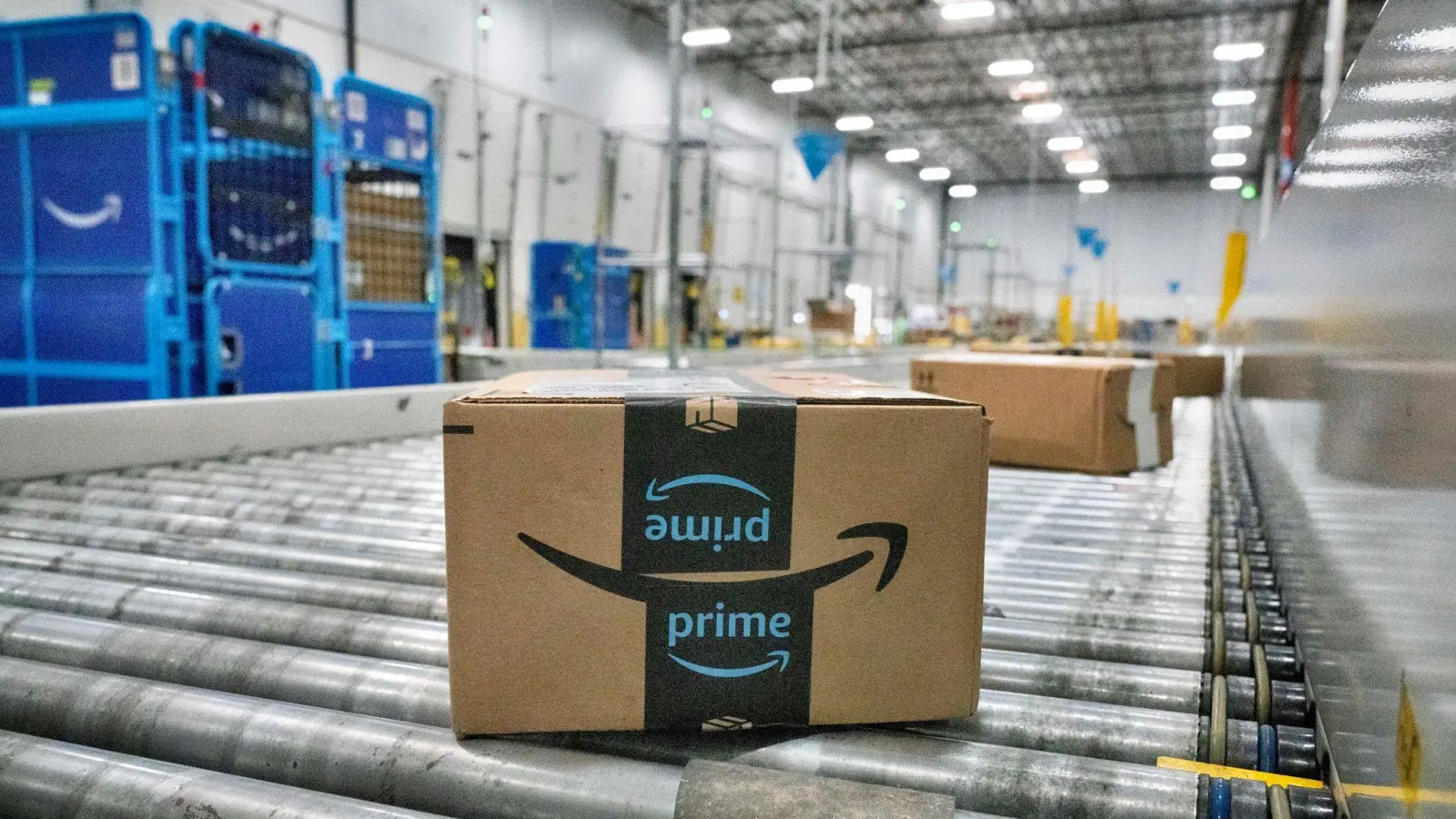 Auch bei beim Shoppen bei Amazon werden Kunden sparsamer und greifen zu günstigeren Angeboten. (Archivbild) (Foto: Richard Vogel/AP/dpa)