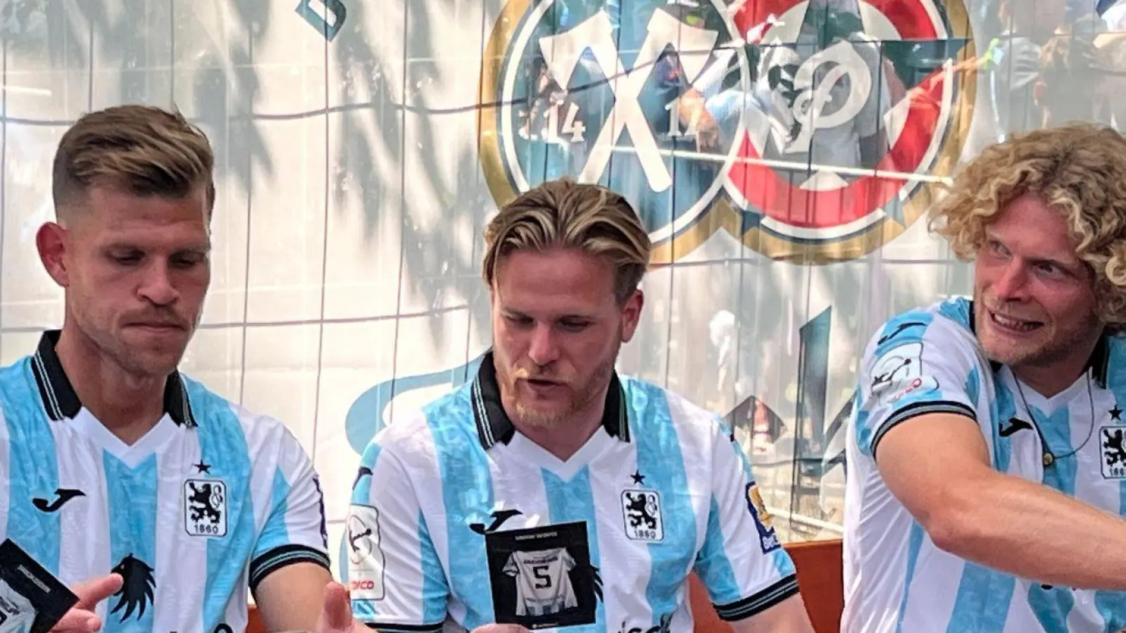 Die Profis des TSV 1860 München durften sich über einen Pokal-Erfolg freuen. (Foto: Christian Kunz/dpa)