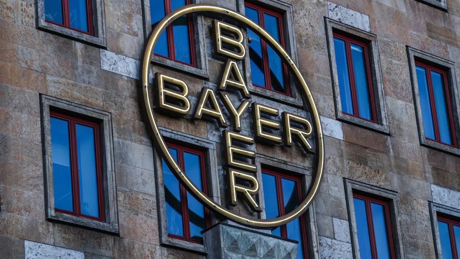 Das Bayerlogo an einem Verwaltungsgebäude in Leverkusen. (Foto: Oliver Berg/dpa)