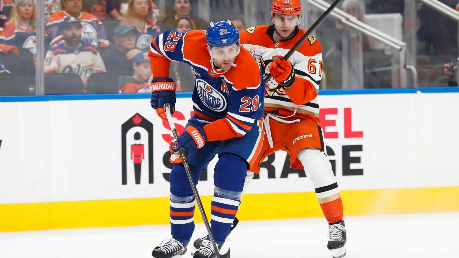 Leon Draisaitl ist zurück auf dem Eis. (Foto: CODIE MCLACHLAN/The Canadian Press/dpa)