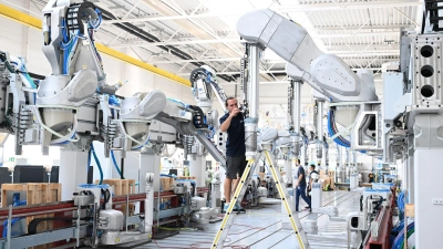 Order aus Übersee retten die Auftragszahlen für den deutschen Maschinenbau im Oktober. (Foto: Bernd Weißbrod/dpa)