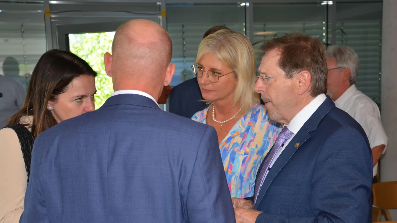 Ein bisschen Politik wurde natürlich auch noch gemacht: Ministerin Ulrike Scharf (Bildmitte) im Gespräch mit Hans Herold (rechts), Mittelfrankens Regierungspräsidentin Dr. Kerstin Engelhardt-Blum (links) und Thomas Zehmeister (mit dem Rücken zur Kamera). (Foto: Patrick Lauer)