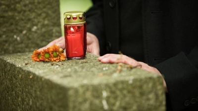 Hinterbliebene können die Vermutung einer Versorgungsehe entkräften und damit auch bei Ehen kürzer als ein Jahr Anrecht auf eine Witwen- oder Witwerrente beanspruchen. (Foto: Christin Klose/dpa-tmn)