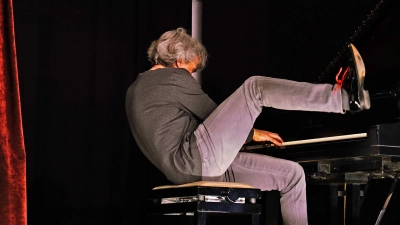 Voll im Einsatz: der Boogie-Woogie-Pianist Thomas Scheytt. (Foto: Elke Walter)