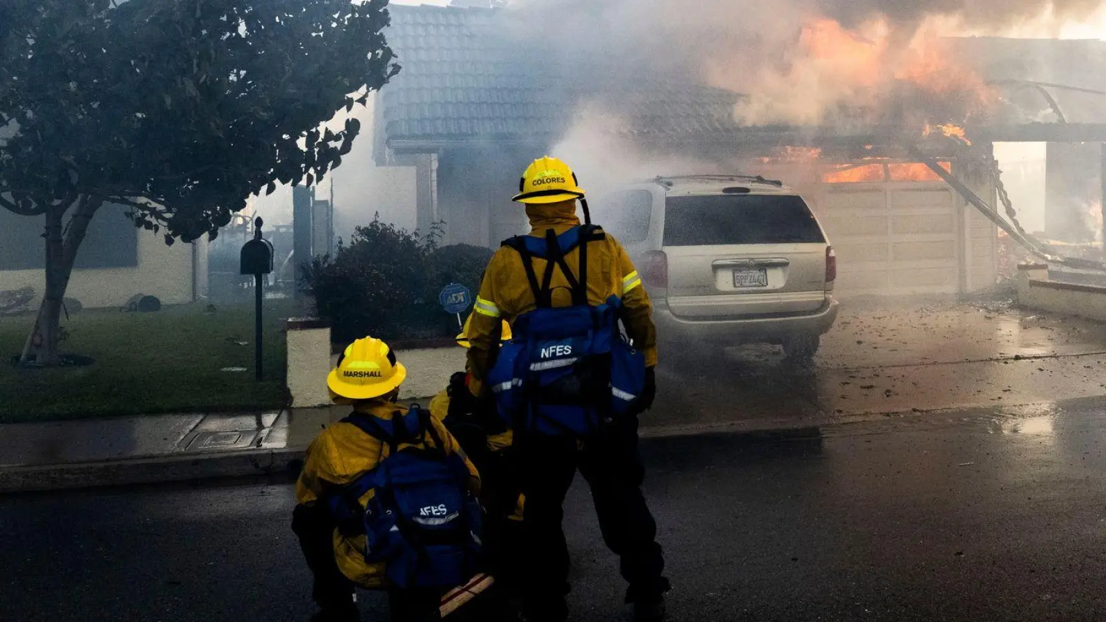 Die Flammen haben mehrere Häuser zerstört oder beschädigt.  (Foto: Paul Bersebach/The Orange County Register/AP/dpa)