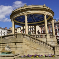 Plaza del Castillo - Hauptplatz von Pamplona: Im „Gran Hotel La Perla“ (links im Hintergrund) soll Hemingway übernachtet haben. (Foto: Andreas Drouve/dpa-tmn)