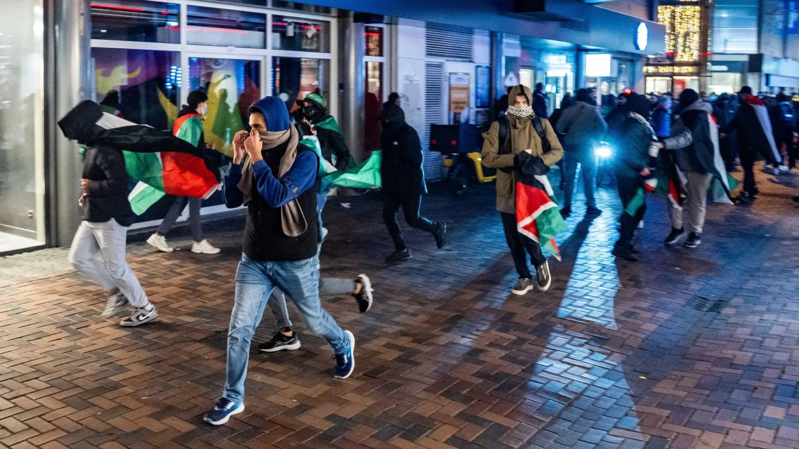 Rund um das Fußballspiel des niederländischen Erstligisten Ajax Amsterdam in der Europa League gegen Maccabi Tel Aviv ist es zu Zusammenstößen von propalästinensischen Demonstranten und der Polizei gekommen.  (Foto: Jeroen Jumelet/ANP/dpa)