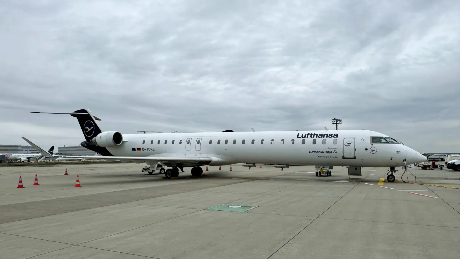Die Kurzstreckenjets der Lufthansa-Tochter Cityline bleiben ab sofort am Boden. Betroffen ist davon auch eine Maschine, die jahrelang den Namen „Rothenburg ob der Tauber” durch die Lüfte trug. Das Foto zeigt dieses Flugzeug am Airport Frankfurt. (Foto: Oliver Herbst)