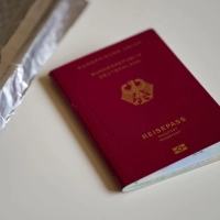 Alufolie um den Pass? Das zumindest kursiert im Internet als Tipp für mehr Datenschutz. (Foto: Nico Tapia/dpa-tmn)
