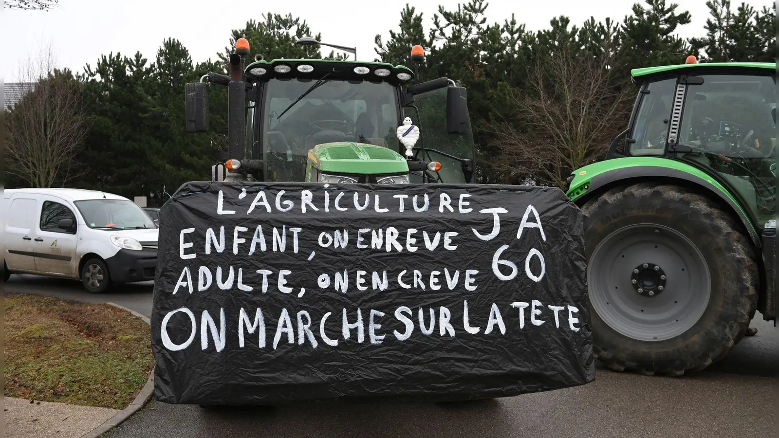 Landwirte vor einer Demonstration in der Nähe von Beauvais in Nordfrankreich. Auf dem Banner steht: Landwirtschaft, ein Kindheitstraum, der uns als Erwachsene umbringt. Die Welt ist aus den Fugen geraten. (Foto: Matthieu Mirville/AP/dpa)