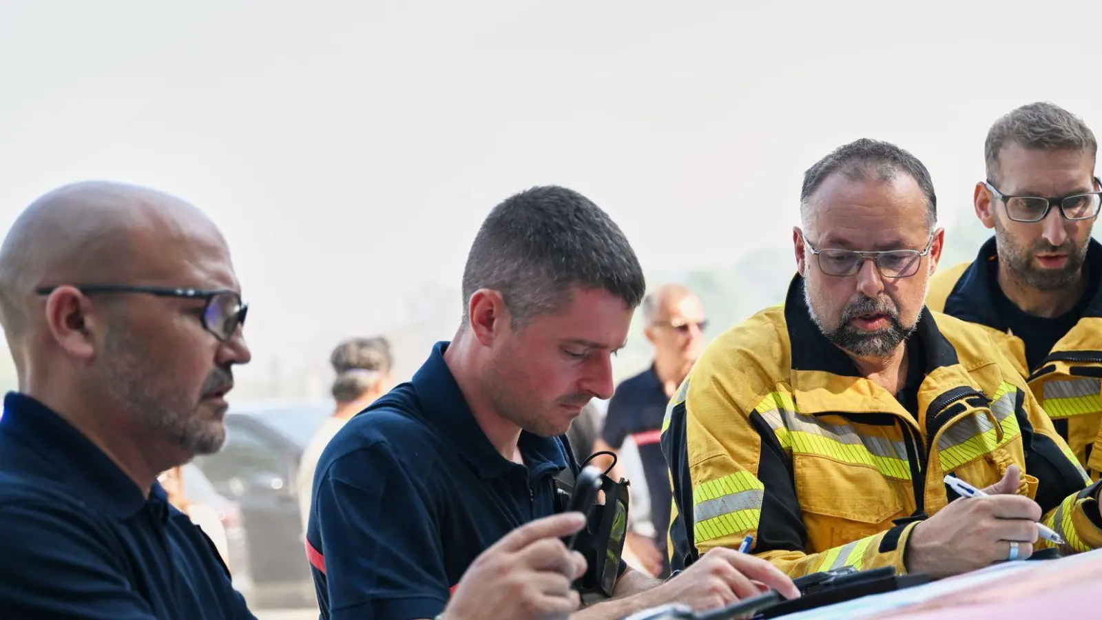 Die Feuerwehr bleibt gegen die Brände an Frankreichs Atlantikküste im Dauereinsatz. (Foto: Emma Da Silva/AP/dpa)