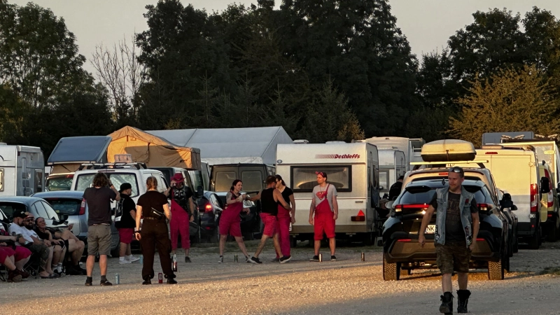 Die meisten der Summer-Breeze-Besuchenden kommen mit dem Auto und nutzen die Camping-Möglichkeiten auf dem weitläufigen Festivalgelände. In der kommenden Woche ist es wieder so weit. Am Dienstag wird der erste Schwung an Metal-Fans erwartet. Unser Foto entstand 2025. (Archivbild: Martina Haas)