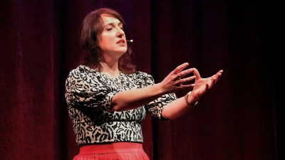 Mit Humor, Selbstironie und griffigem Beispielen untersucht Christl Sittenauer die kindliche Behauptung, dass die Welt in zwei Personengruppen eingeteilt sei, in Frauen und Menschen. (Foto: Martina Kramer)