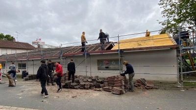 Arbeitseinsatz bei der SpVgg Uehlfeld: Ein großes Projekt derzeit ist das Dach eines Nebengebäudes, das nicht mehr so ganz dicht war. (Foto: Thomas Albert)