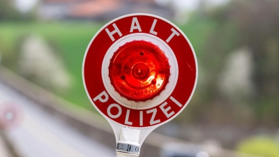 Der Polizist versuchte unter anderem mit einer Leuchtkelle, den Wagen anzuhalten. (Symbolbild) (Foto: Armin Weigel/dpa)