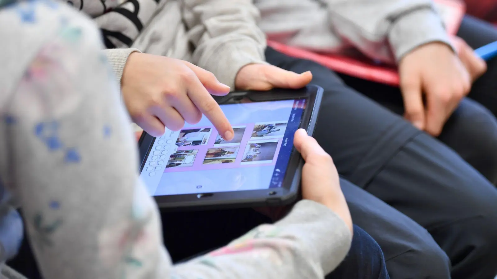 Cybermobbing hat bei jungen Menschen zugenommen. Betroffen ist laut einer Studie jeder sechste Schüler. (Foto: Martin Schutt/dpa-Zentralbild/dpa/Archivbild)