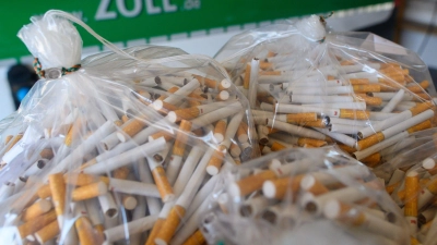30.000 unverzollte Zigaretten stellten die Zöllner sicher. (Symbolbild)  (Foto: Klaus-Dietmar Gabbert/dpa)