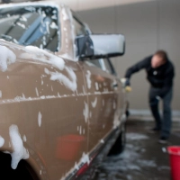 Rostgefahr durch Streusalz: Unterboden und Radkästen sollten nach einer Winterfahrt schonend gesäubert werden. (Foto: Klaus-Dietmar Gabbert/dpa-tmn)