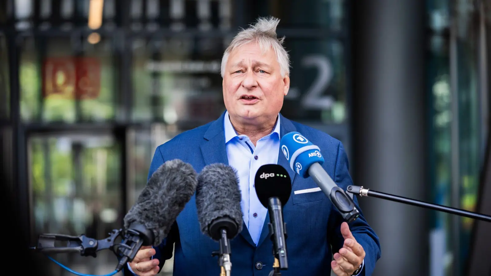 Aufgrund der hohen Spritpreise fordert EVG-Chef Burkert Rabatte bei der Deutschen Bahn. (Archivbild) (Foto: Christoph Soeder/dpa)