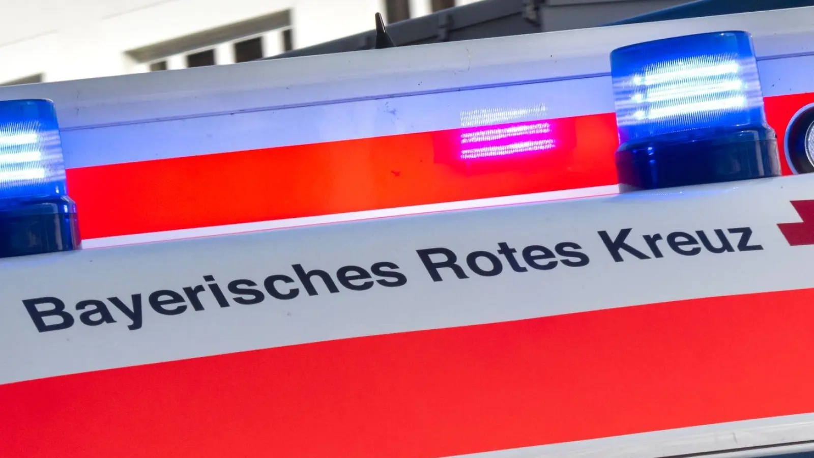 Die meisten der Verletzten konnten von Sanitätern an der Einsatzstelle versorgt werden. (Symbolbild) (Foto: Peter Kneffel/dpa)