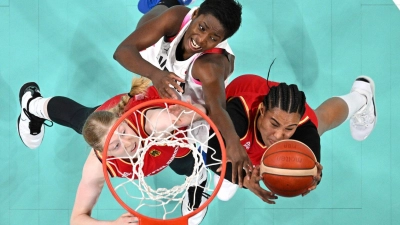 Satou Sabally (r.) und die deutschen Basketballerinnen haben bei Olympia auch ihr zweites Spiel gewonnen. (Foto: Sameer Al-Doumy/Pool AFP/AP/dpa)