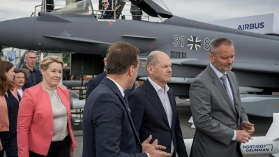 Bundeskanzler Olaf Scholz (SPD,2.v.r) auf der Internationalen Luft- und Raumfahrtausstellung (ILA) vor einem mit einem Taurus-Marschflugkörper bestückten Eurofighter. (Foto: Kay Nietfeld/dpa)