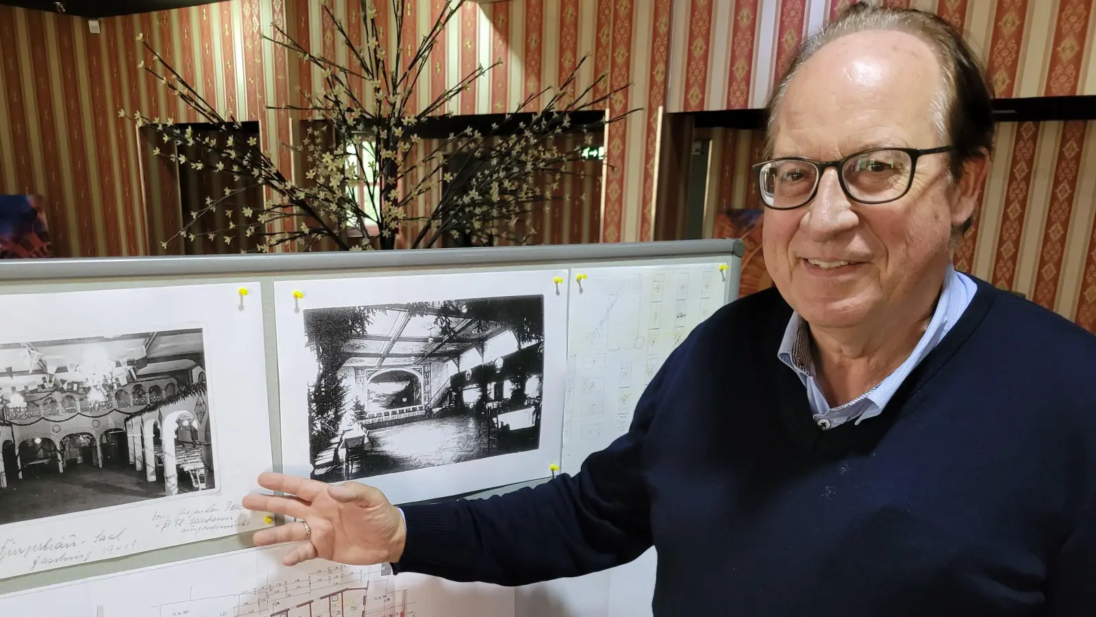 Jürgen Strauß von der Bad Windsheimer Bürgerbräu KG vor den Informationstafeln, die er eigens zusammen gestellt hatte. (Foto: Nina Daebel)