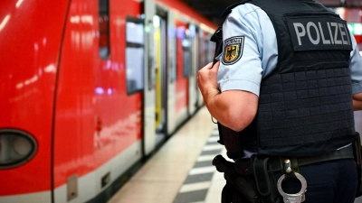 Ein Mann soll in einer Münchner S-Bahn Fahrgäste mit einem Küchenmesser bedroht haben. (Archivbild) (Foto: Sven Hoppe/dpa)