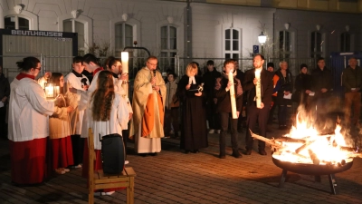 Es war noch dunkel, als sich evangelische und katholische Christen in der Reitbahn am frühen Ostersonntag am Osterfeuer versammelten. (Foto: Alexander Biernoth)