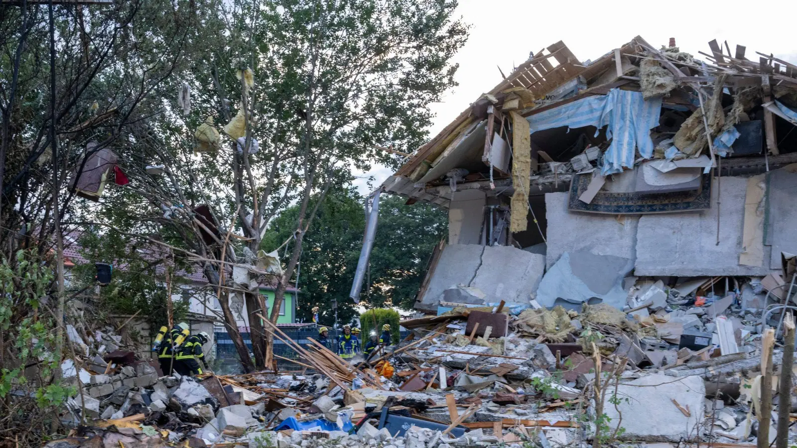 Nach der Explosion bietet sich ein Bild der Verwüstung.  (Foto: Stefan Puchner/dpa)