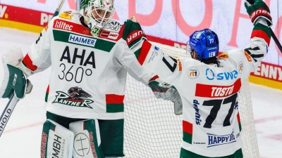 Goalie Markus Keller (l) ist wieder zurück auf dem Eis. (Archivbild) (Foto: Andreas Gora/dpa)