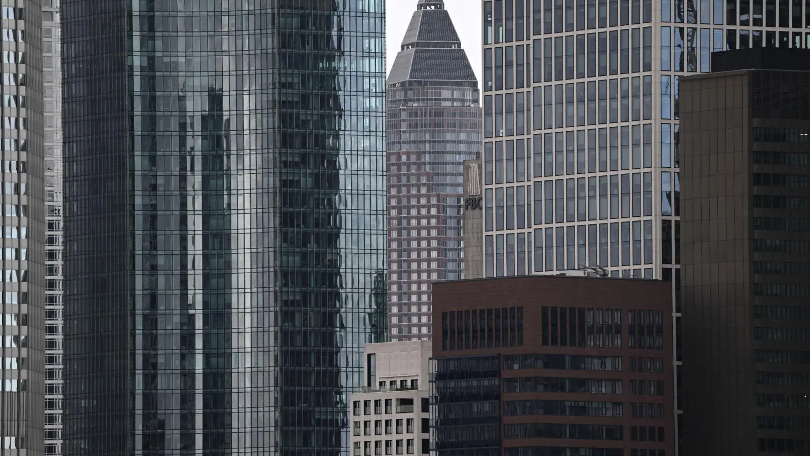 Gleich vier Gebäude in Frankfurt am Main haben eine eigene Postleitzahl - darunter der Messeturm. (Foto: Arne Dedert/dpa)