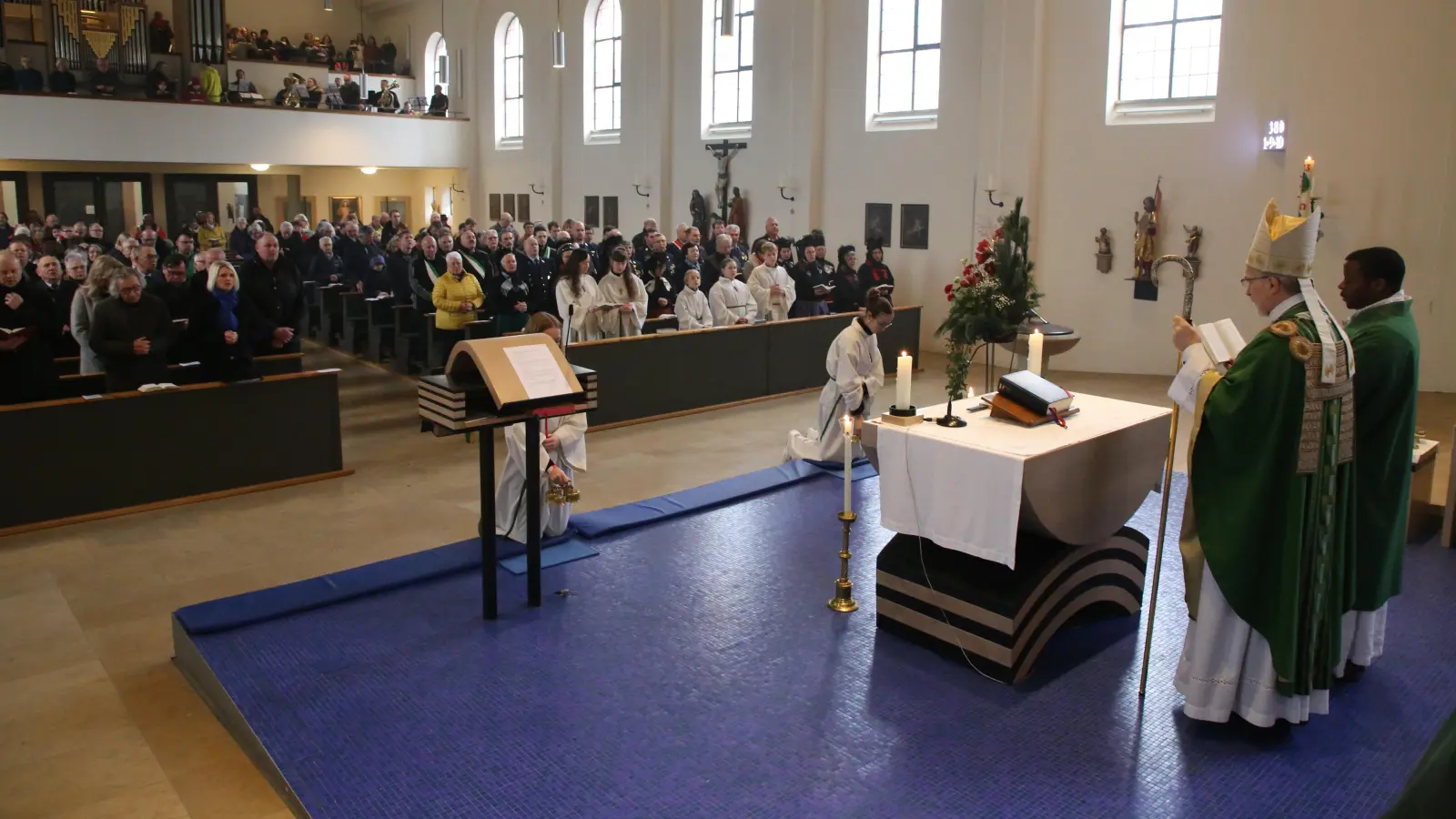 Lebendige Gemeinde: Der Eichstätter Bischof Gregor Maria Hanke stellte die Burgoberbacher Nikolaus-Kirche nach jahrelanger Sanierung wieder in den Dienst. (Foto: Alexander Biernoth)