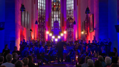 Im Rahmen der Rokoko-Spiele: Das Konzert in St. Johannis überraschte mit effektvollen Lichtern. (F.: Martin Stumpf)