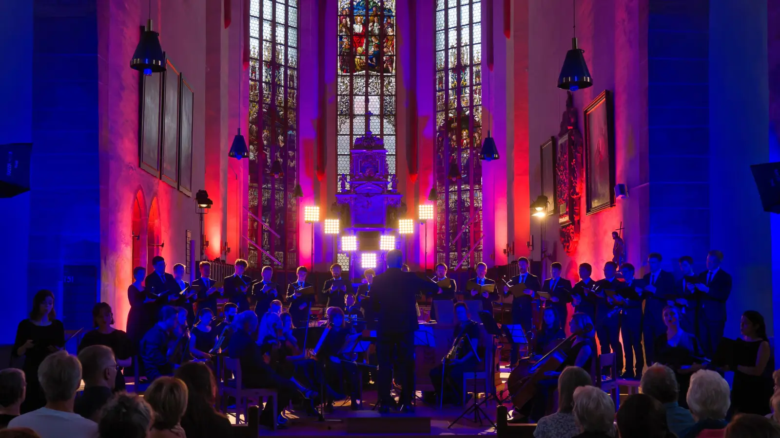 Im Rahmen der Rokoko-Spiele: Das Konzert in St. Johannis überraschte mit effektvollen Lichtern. (F.: Martin Stumpf)