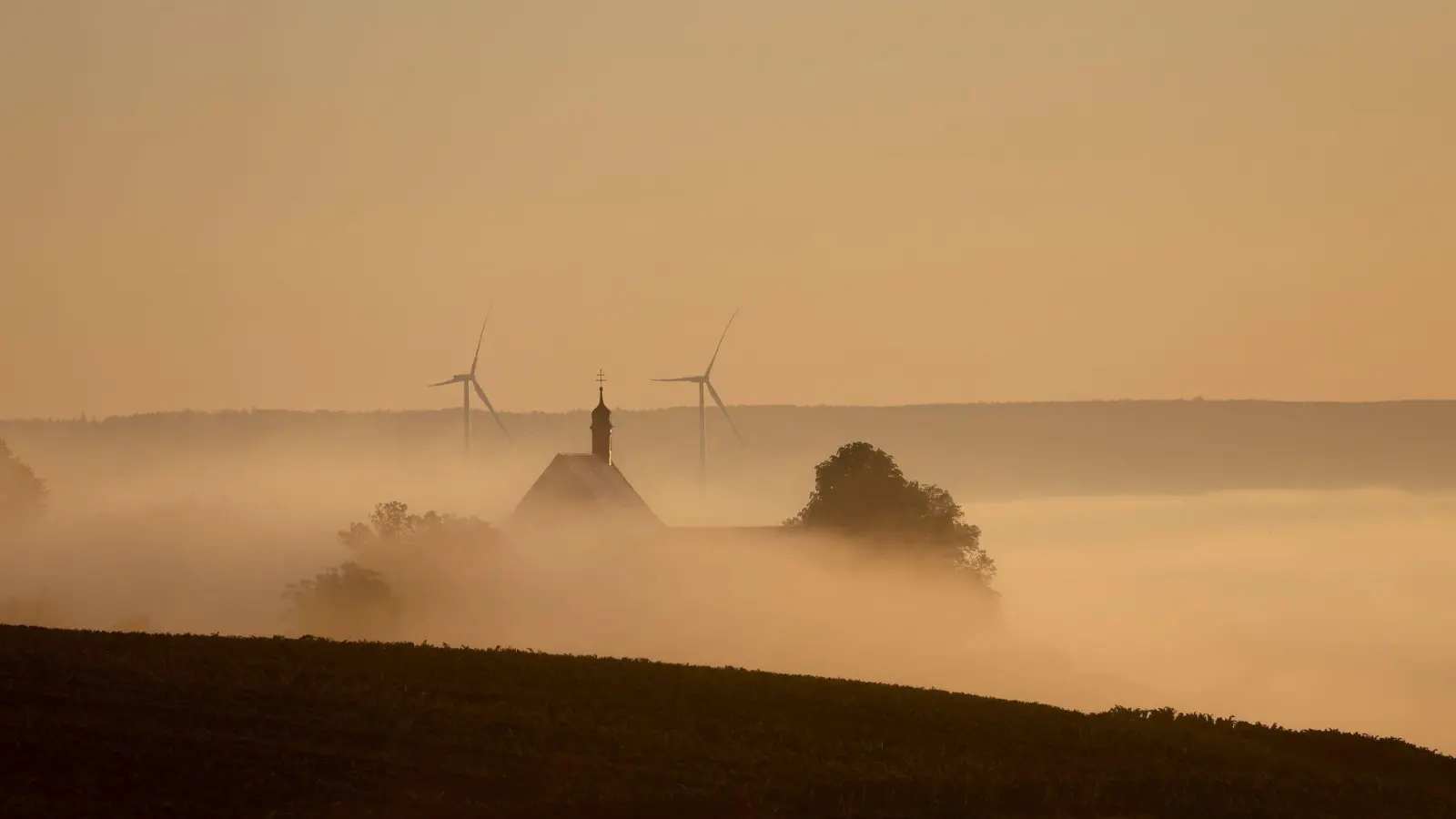 Morgennebel ist laut Deutschem Wetterdienst vielerorts in Bayern zu erwarten. Nach Auflösung der Nebelfelder soll es freundlich werden. (Archivbild) (Foto: Karl-Josef Hildenbrand/dpa)