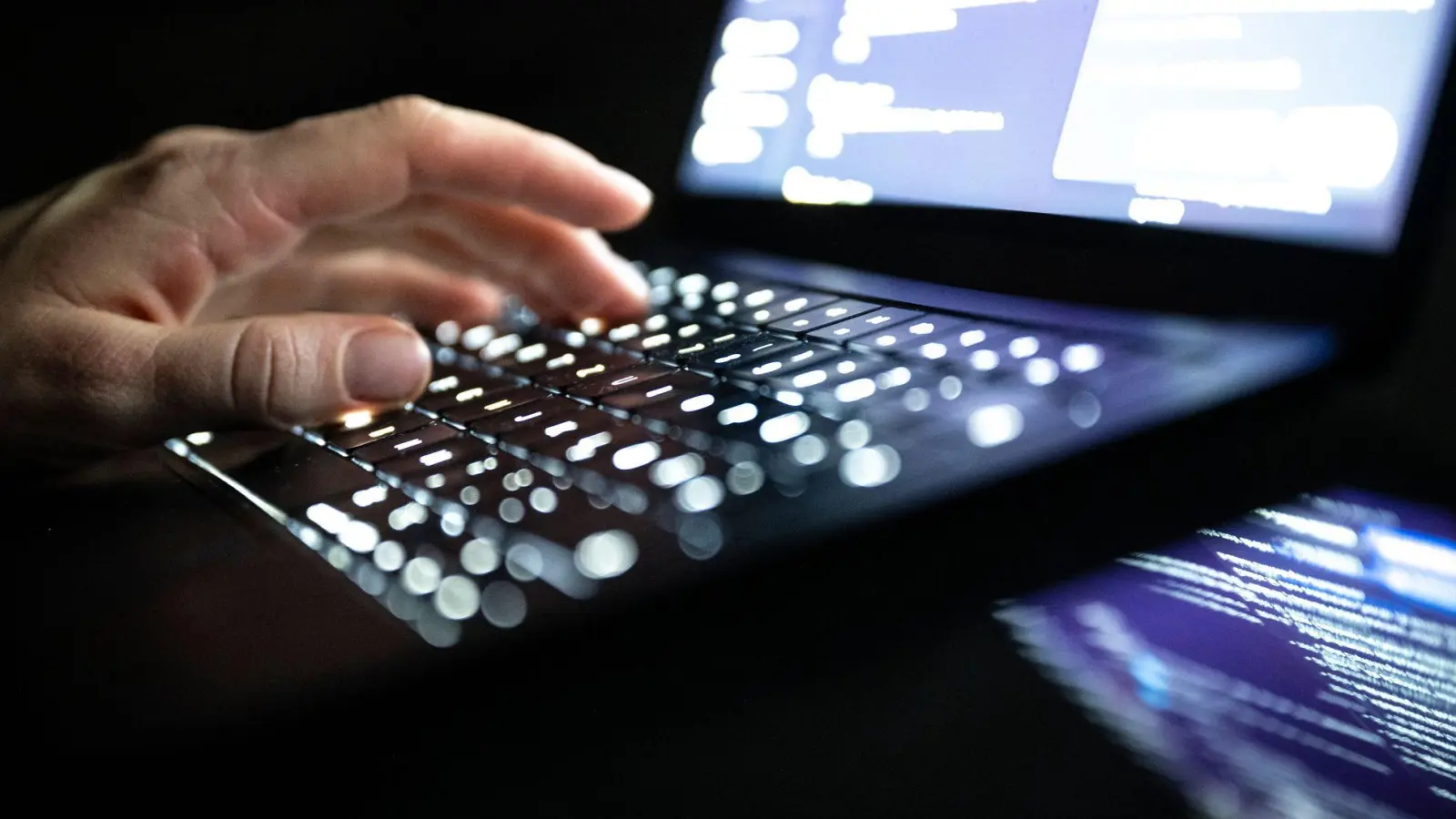 Bei DDoS-Angriffen wird eine Website oder ein Online-Dienst durch sehr viele gleichzeitige Anfragen überlastet, so dass er für normale Nutzer nicht mehr erreichbar ist. (Symbolbild) (Foto: Philip Dulian/dpa)