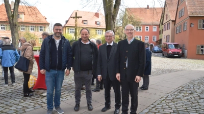 Pfarrer Rainer Maria Schießler (Zweiter von links) feierte in Dinkelsbühl das Patrozinium des Münsters St. Georg mit. Das Bild zeigt ihn mit Pfarrgemeinderatsvorsitzenden Andreas Mack (links) und Stadtpfarrer Joachim Pollithy sowie Diakon Franz Schindler (von rechts). (Foto: Peter Tippl)