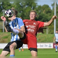 Hoch das Bein im Kampf um den Ball: Luca Hammel (rechts) vom TV Dietenhofen und Lukas Kleider vom SV Ornbau-Weidenbach. (Foto: Martin Rügner)
