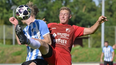 Hoch das Bein im Kampf um den Ball: Luca Hammel (rechts) vom TV Dietenhofen und Lukas Kleider vom SV Ornbau-Weidenbach. (Foto: Martin Rügner)