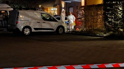 Beim Einbruch in eine Bank in Stuhr bei Bremen sind etliche Schließfächer aufgebrochen worden. Am Tatort arbeitete die Spurensicherung. (Foto: Kai Moorschlatt/dpa)