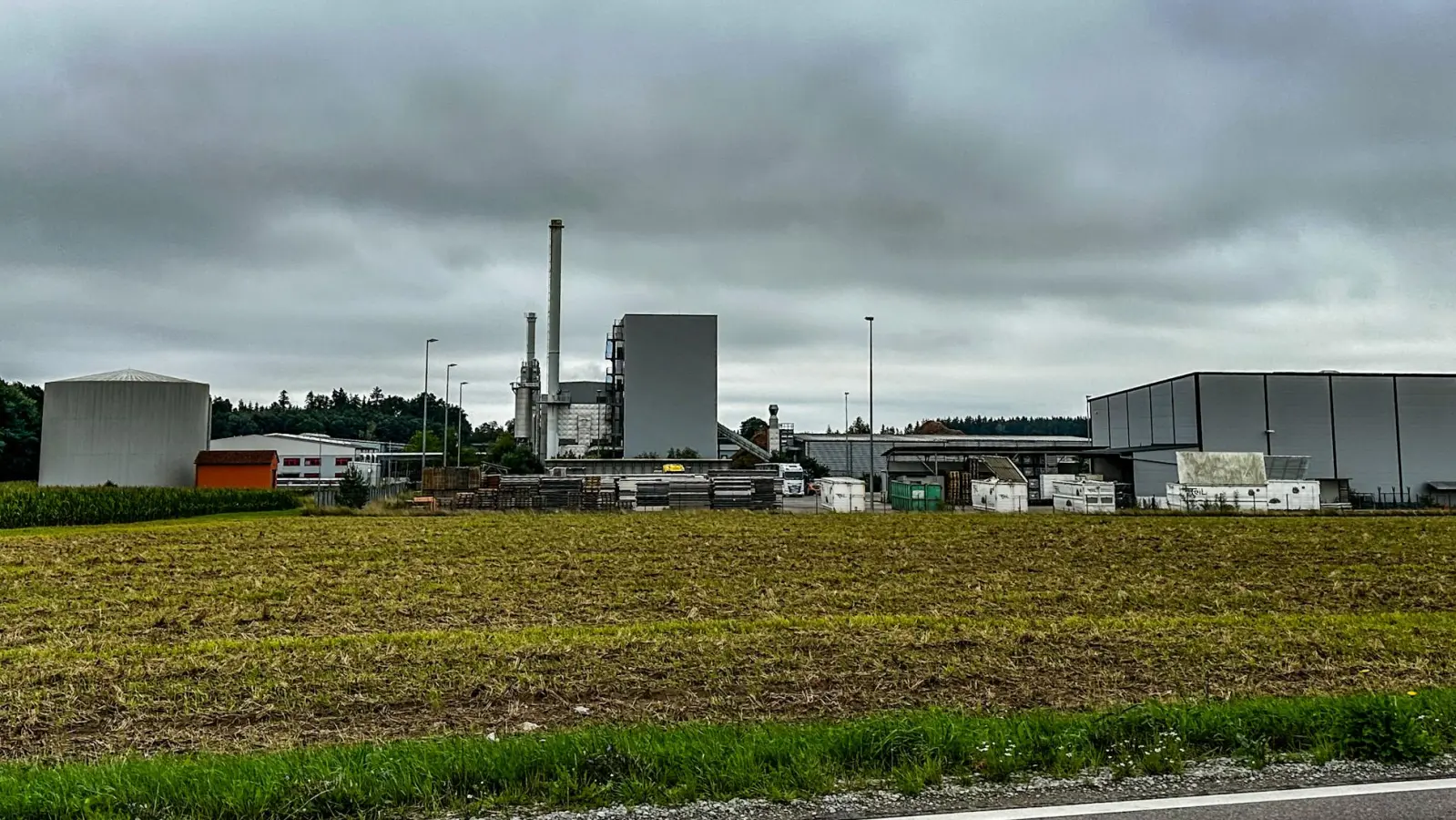 Vom Gewerbe- und Industriepark-Ost fühlen sich die Menschen im Dinkelsbühler Stadtteil Waldeck beeinträchtigt. Ein geplanter Hallenbau beunruhigt die Dorfgemeinschaft. Das Vorhaben soll jetzt in einer Bürgerversammlung näher erläutert werden. (Foto: Martina Haas)