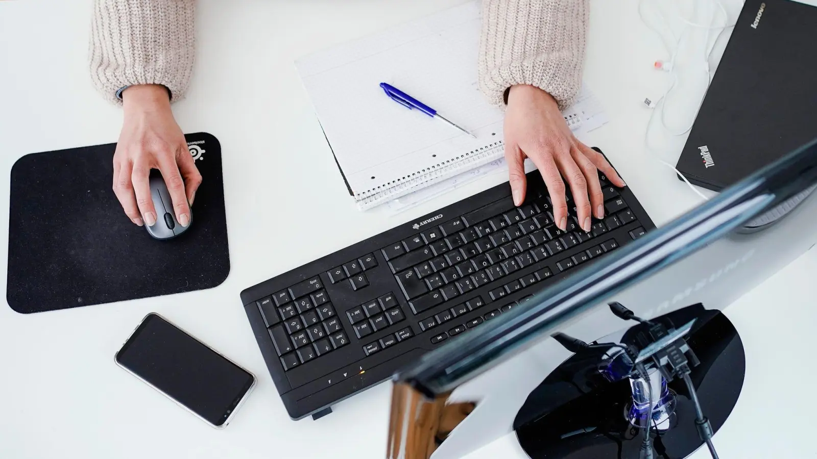 In der fortschreitenden Digitalisierung der Arbeitswelt sehen sich Frauen einer Untersuchung zufolge im Nachteil. (Foto: Uwe Anspach/dpa)