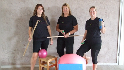 Daniela Wörner, Ursula Bassler und Jeanett Baß (von rechts) sind die drei Übungsleiterinnen des gemeinnützigen Feuchtwanger Vereins „Gesund durch Bewegung“. (Foto: Jasmin Kiendl)