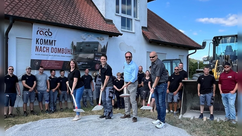 Jasmin und Johannes Raab, Bürgermeister Jürgen Geier und Architekt Hermann Binder schwangen gemeinsam den Spaten. (Foto: Angela Bach)