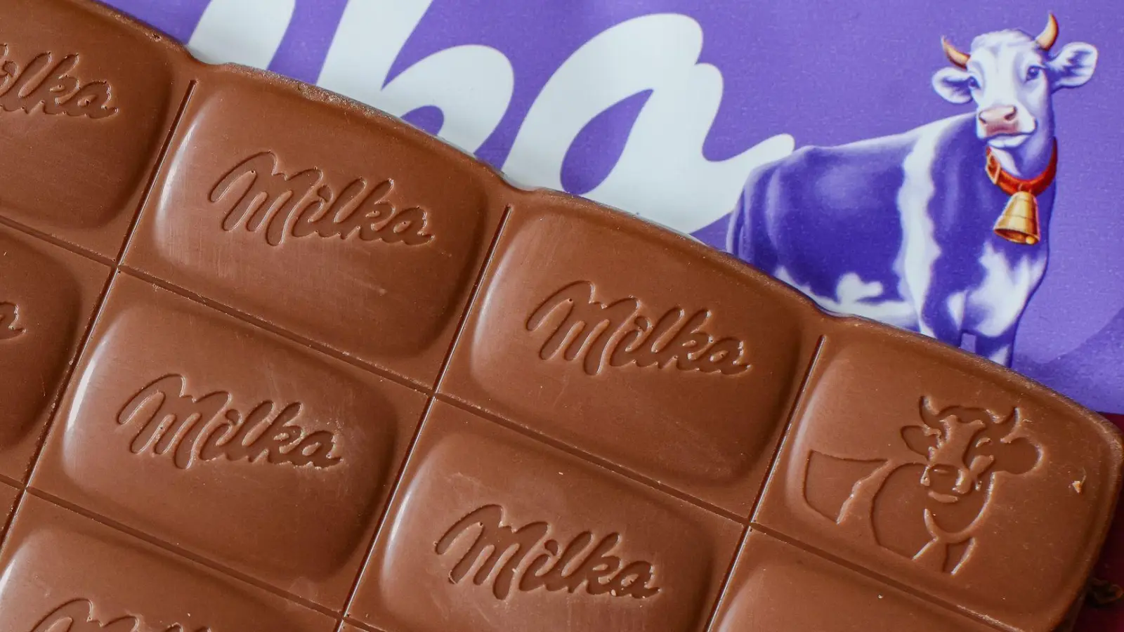 Verbraucherschützer klagen gegen die kleinere Packung von Milka-Schokolade. (Archivbild) (Foto: Jan Woitas/dpa)