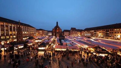 Die Kaufleute auf dem Nürnberger Christkindlesmarkt haben nach Angaben des Landesverbands der Marktkaufleute in diesem Jahr keinen Grund zur Klage. Viele Einzelhändler in Bayern hingegen sind enttäuscht vom Weihnachtsgeschäft. (Archivbild)  (Foto: Daniel Karmann/dpa)